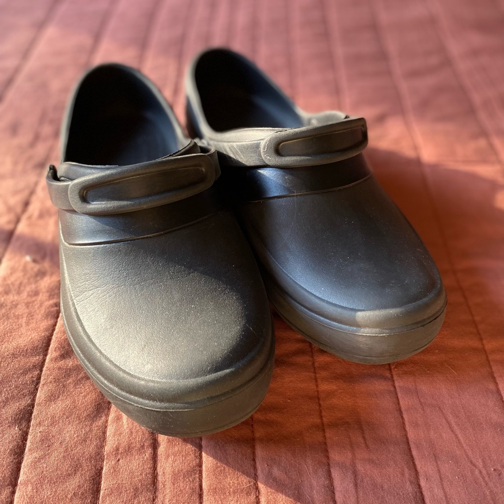 Perfect Condition Crocs Bistro Size 9 - Professional Collection